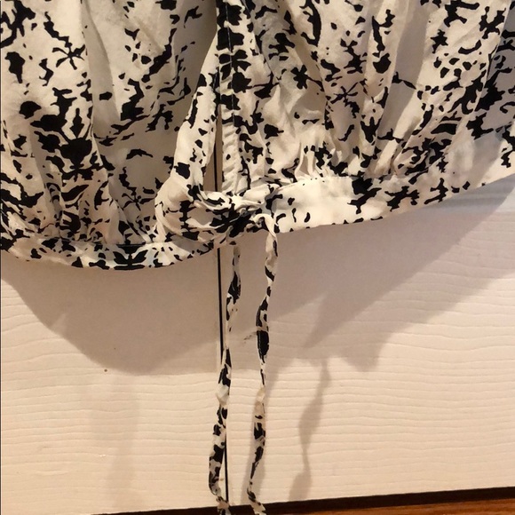 Black and White Sleveless Top With eyelet cutout - Picture 4 of 4